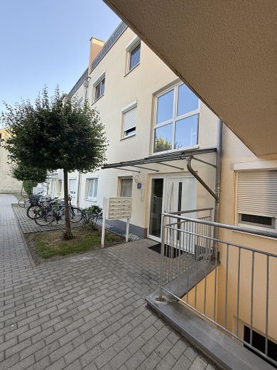4-Zimmer Wohnung, Garten, Terrasse, Provisionsfrei – Haustür Eingang