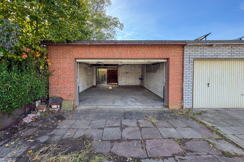 REIHENHAUS – DOPPELGARAGE – TERRASSE – GARTEN – RENOVIERUNGSBEDÜRFTIG – Doppelgarage