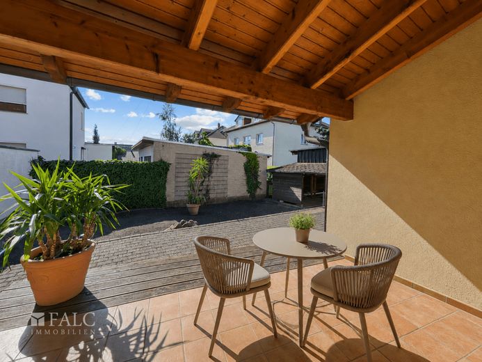 Commission-free. Well-equipped semi-detached house in a prime location! – überdachte Terrasse - Einrichtung digital