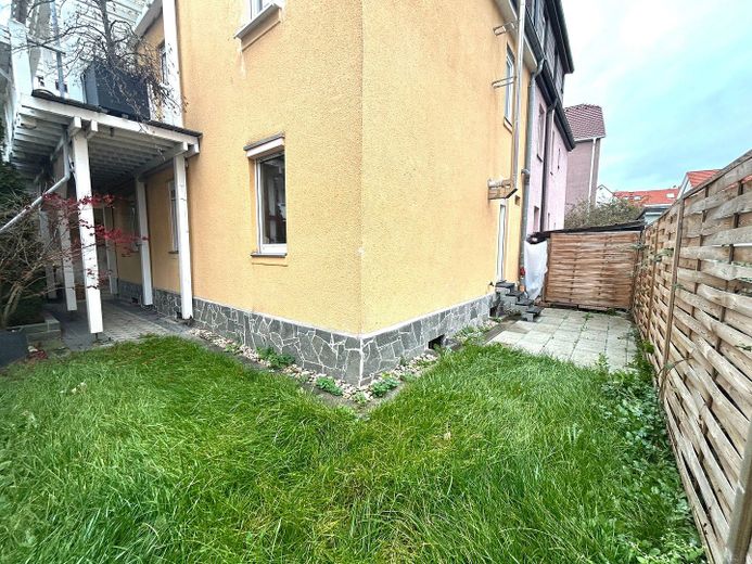 Raumwunder: Haus mit 6,5 Zimmern, hochwertiger EBK in Citylage – Kleiner Garten mit Terrasse