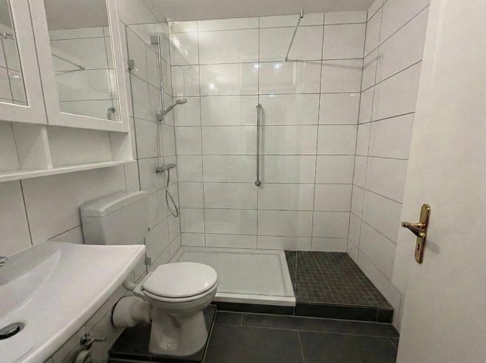Attraktive Kapitalanlage - sofort vermietbare 1-Zi-Whg mit modernisiertem Bad, Panoramablick – Bad - modernisiert