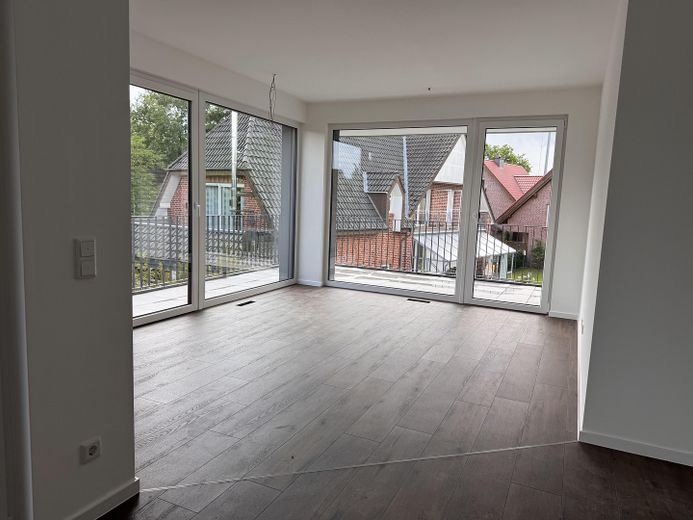 Großzügige helle Neubauwohnung im 1.OG eines Zweiparteienhaus in Verl – Wohn-/Essbereich 