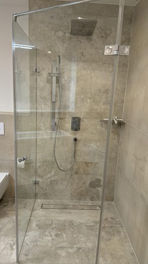 Exklusive 4,5-Zimmer-Wohnung 2 Balkone und EBK – Hauptbad