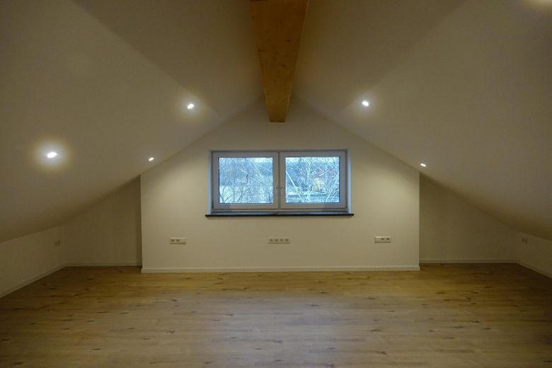 Wohnen wie im Penthouse: Galerie, Kamin und riesiger Wohnbereich – Galerie