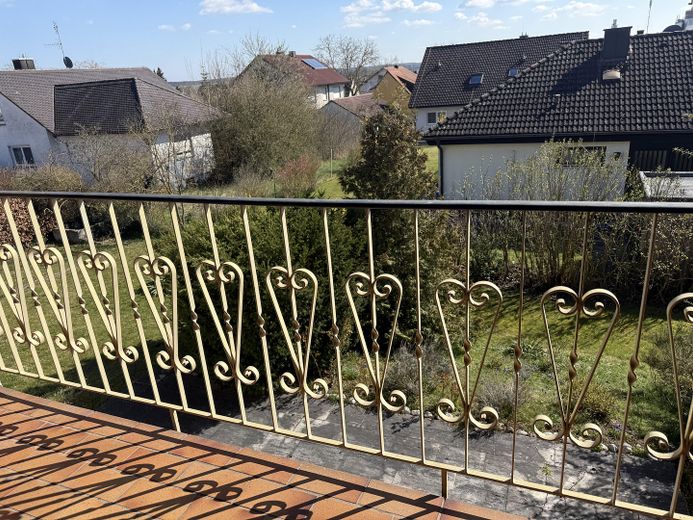 Großzügiges 2-/3- Familienhaus in ruhiger Lage mit flexiblen Nutzungsmöglichkeiten – Blick Loggia OG