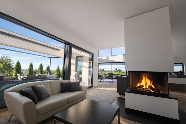 Wohnzimmer mit Kamin, Terrasse