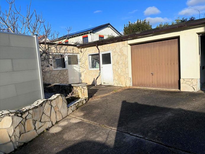 Sonnige 4-Zimmer-Familienwohnung am Feldrand – 2023 top renoviert + DG-Ausbaureserve – Einfahrt zur Garage
