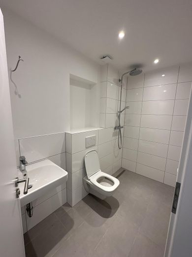 Kernsanierte 8-Zimmer Wohnung - Blick über Pforzheim – Bad 1