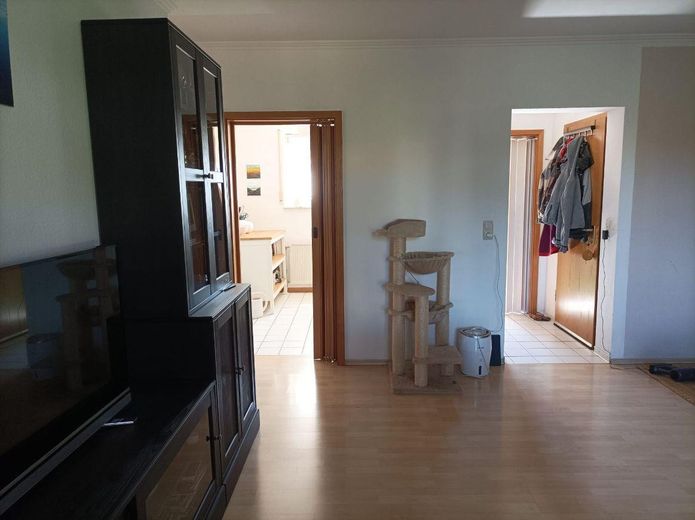 No commission from private seller: vacant 3-room apartment with balcony, cellar, underground garage in Dietzenbach-Mitte! – Blick auf Küche und Eingang