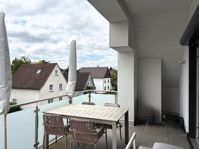 Moderne 4-Zimmer-Dachgeschosswohnung mit Loggia, TG-Stellplatz & Wallbox – Energieklasse A+ – teilüberdachter großer Balkon