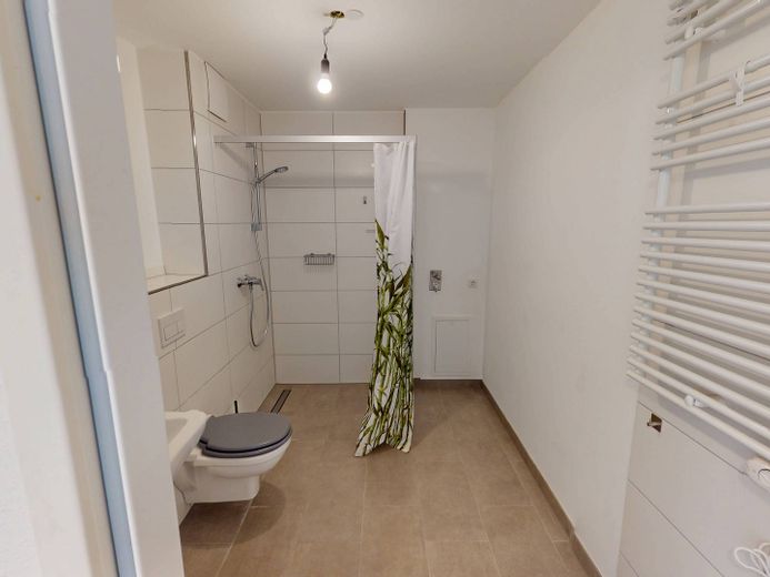 Modern wonen: lichtrijk nieuwbouwappartement met 3 kamers, balkon en inbouwkeuken – Ansicht I: Bad