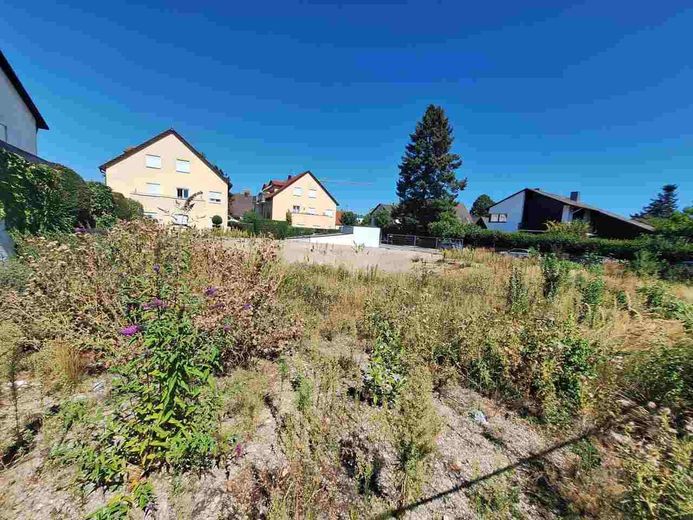 Terreno interessante -lotto d’angolo- in una tranquilla zona residenziale vicino al centro città e allo stabilimento AUDI – Foto 3