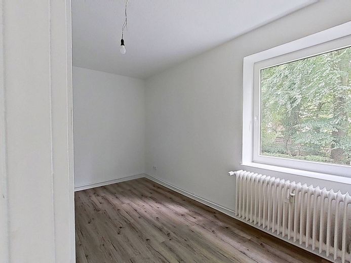 JETZT EINZIEHEN UND 1 KALTMIETE SPAREN: Helle 3-Zimmer-Wohnung mit BALKON und WANNENBAD – Ansicht I: Schlafzimmer II