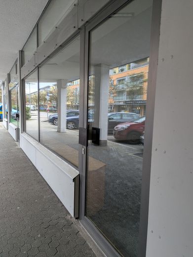 ##Exklusives Laden-/Bürolokal (56 m²)# in Germering: Top-Frequenzlage am "Kleinen Stachus" – Ladeneingang