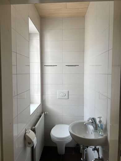 2 Familienhaus mit Scheune, Garagen und großem Garten – Erdgeschoss separate Toilette