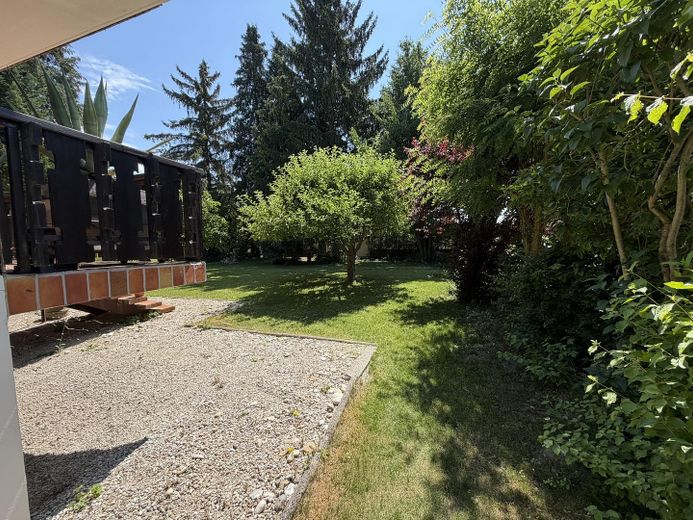 Zentrumsnah: Wohnhaus mit Galerie/Atelier, Einlieger-App.  & traumh. Naturgarten (834 qm) – seitliche Gartenansicht