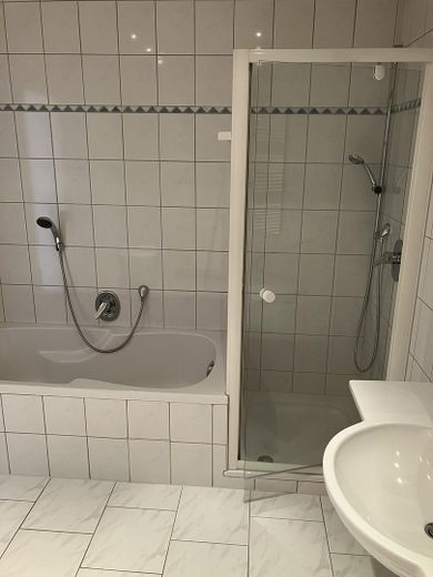 Ruhige 3-Zi.- Wohnung mit Wintergarten – Bad