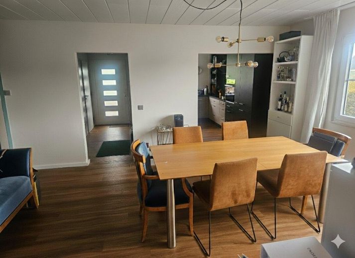 Ökologisch und modern wohnen im Landhausstil – Esszimmer, Blick zum Eingang