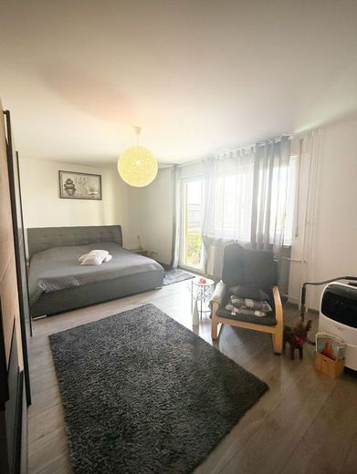 Bezugsfreie 2 ZKB mit Balkon in verkehrsgünstiger Lage | Großteils modernisiert | Fernwärme Heizung – Schlafzimmer2_Bild1