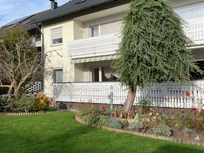 Geräumige Doppelhaushälfte für Familien – 6 Zimmer und Sanierungspotenzial – Foto 1