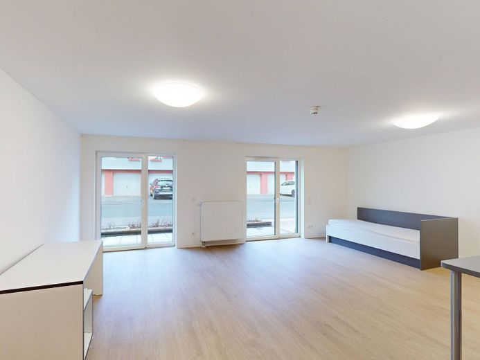 **STUDENTS ONLY** Rollstuhlgerechtes Apartment MÖBLIERT mit TERRASSE im Open Living House Siegen (nur für Studierende!) – Ansicht III: Wohn- und Schlaf…