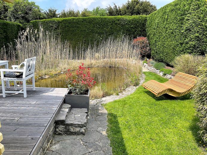Wohnen und Arbeiten: Stilvolles Mehrfamilien- und Geschäftshaus mit großem Garten. – Teich, Gartenhaus, Terrasse