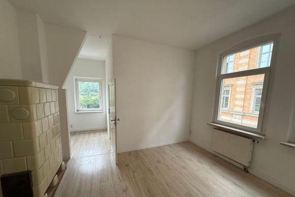 Nowo wyremontowane 5-pokojowe mieszkanie z balkonem i EBK w Greizer Neustadt