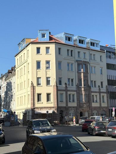 Lichtdurchflutete 4-Zi.-Whg. mit Balkon und Einbauküche – Außenansicht