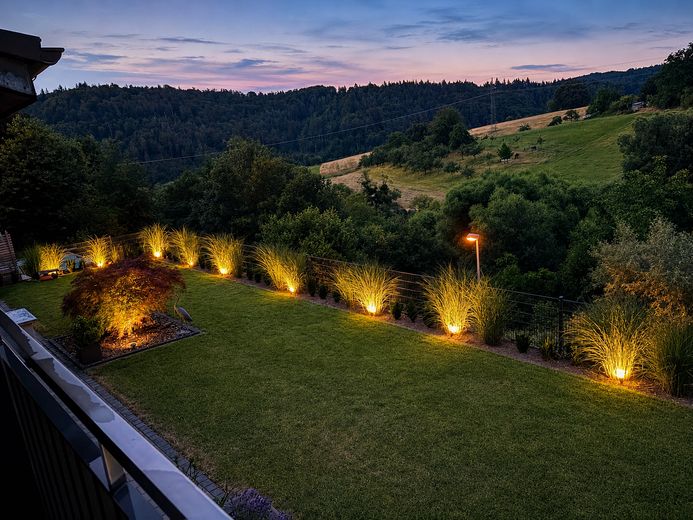 Modernisiertes Einfamilienhaus mit Charakter – Hanglage, Garten und viel Platz in Mömbris – Garten am Abend