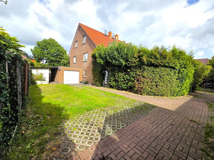 Massive Doppelhaushälfte in Hamburg-Fischbek – Garten mit Stellplätzen