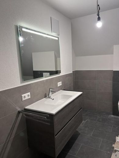 Elegante maisonette di 4 locali con balcone (casa KfW 55) dal 15/11/2026 – Bad mit WT-Unterschrank