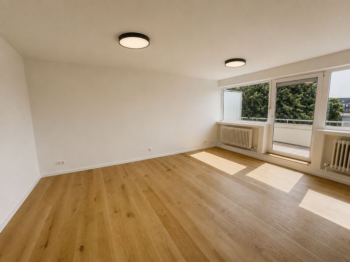 Sofortiger Erstbezug nach Renovierung | Im Herzen von Schwachhausen | Balkon | provisionsfrei – Wohnzimmer