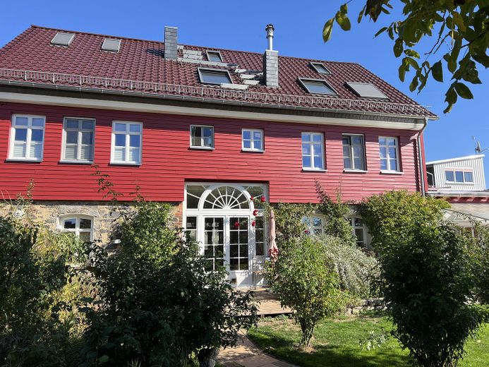 Дбайливо відреставрована садиба з садом – Außenansicht mit Garten