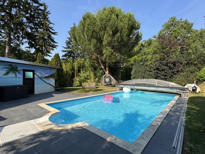 Wohnen am Wasser: Ehemaliges Mühlenanwesen mit Pool, Bachgrundstück und 3 Wohneinheiten – Pool