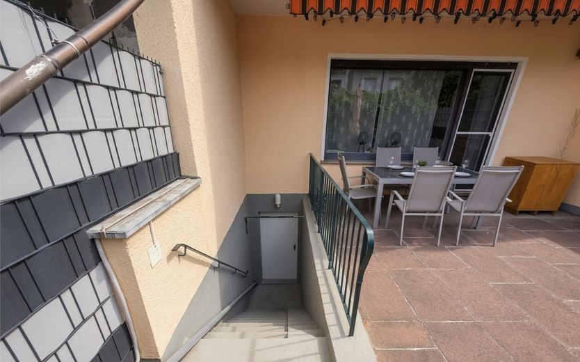 Gepflegtes Reihenmittelhaus mit großem Garten in Frankfurt-Sossenheim – Überdachte Terrasse
