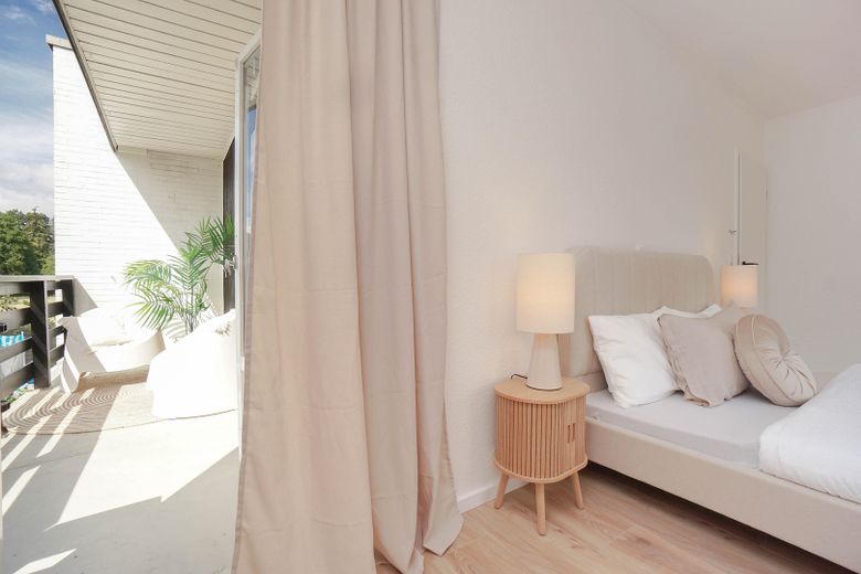 Schlafzimmer Eltern mit Balkon