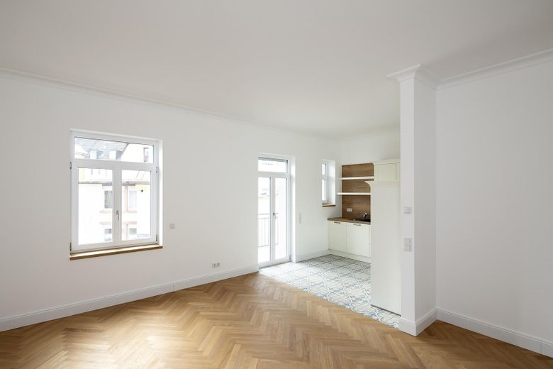 2-Zimmer-Wohnung in saniertem Altbau mit Einbauküche und Balkon zu vermieten! – Küche mit Austritt Balkon 