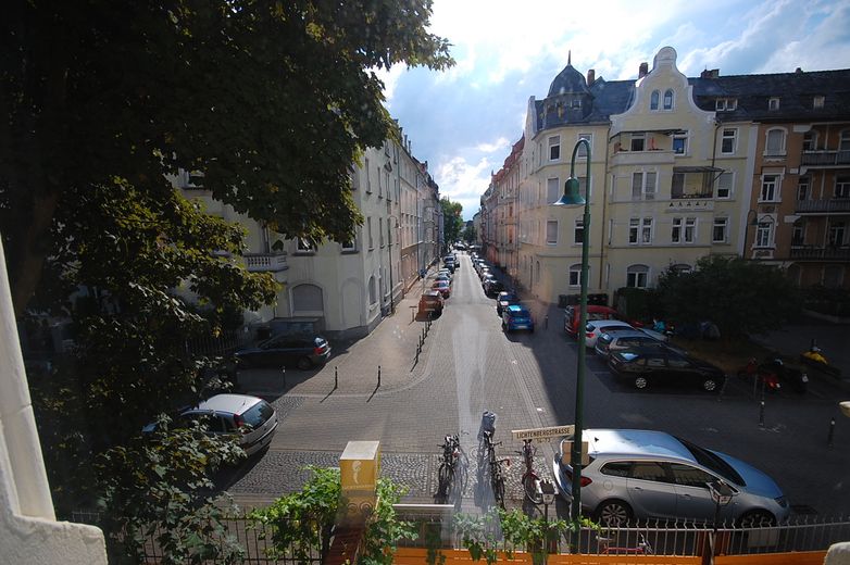 Sanierter Altbau! 3-Zi-Wohnung mit Balkon im 1.OG im beliebtem Martinsviertel – Blick aus Zimmer 2