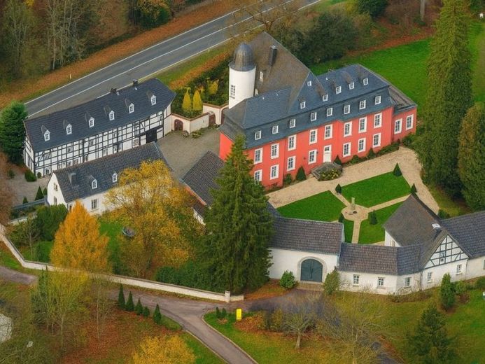Exklusive Burganlage mit historischem Charme und moderner Ausstattung – Foto 1