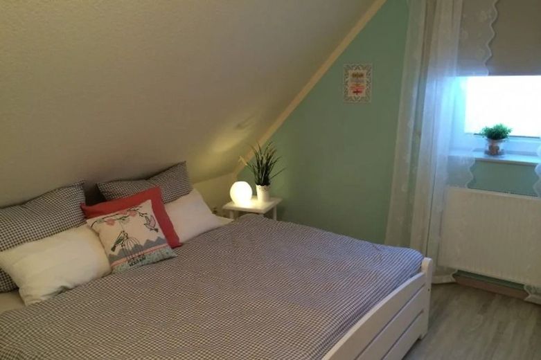 Burg auf Fehmarn: Modernisierte DHH mit unbefristeter Ferien-Zulassung – Schlafzimmer
