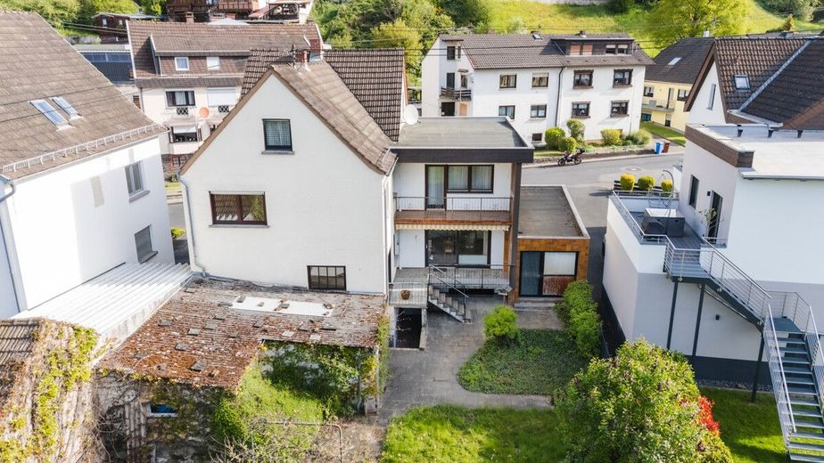 Großes Wohnhaus mit Garage, Garten und Zugang zum Fockenbach: Viel Raum für Ideen in Niederbreitbach – Gartenblick