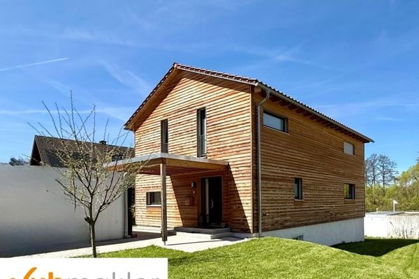 Exclusive, like-new detached house in Hof with southwest terrace, garage complex and sauna