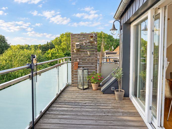 Umfangreich modernisierte 4-Zimmer-Wohnung mit großem Balkon + ca. 30qm2 Dachboden im Moltkeviertel – Balkon