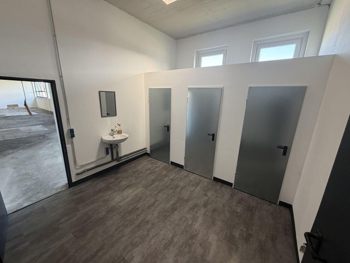 Sofort verfügbare Hallenfläche mit Büroanteil und WC-Anlage – Foto 6