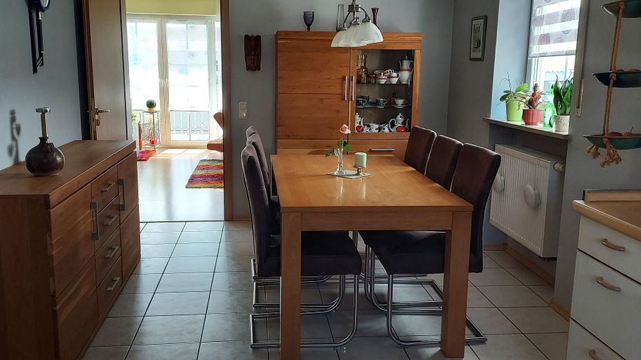 Casa pareada con cochera cubierta – Esszimmer