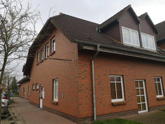li: Eingang und Küchenfenster