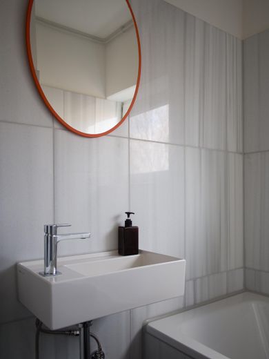 Interbau 1957 en el barrio Hansaviertel: 49,5 m² llenos de luz en la 3.ª planta | sin comisión – Badezimmer