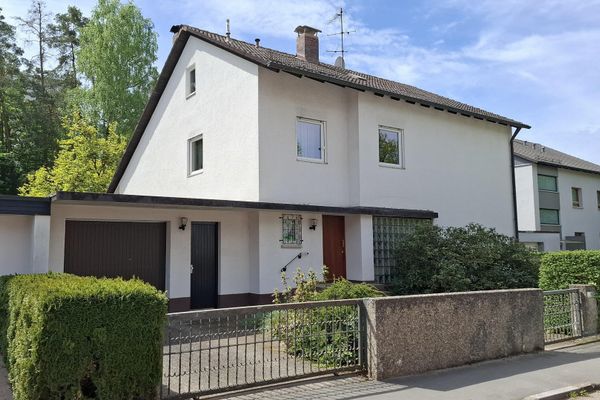 Großzügiges Architektenhaus mit traumhaftem Garten in zentraler Lage von privat