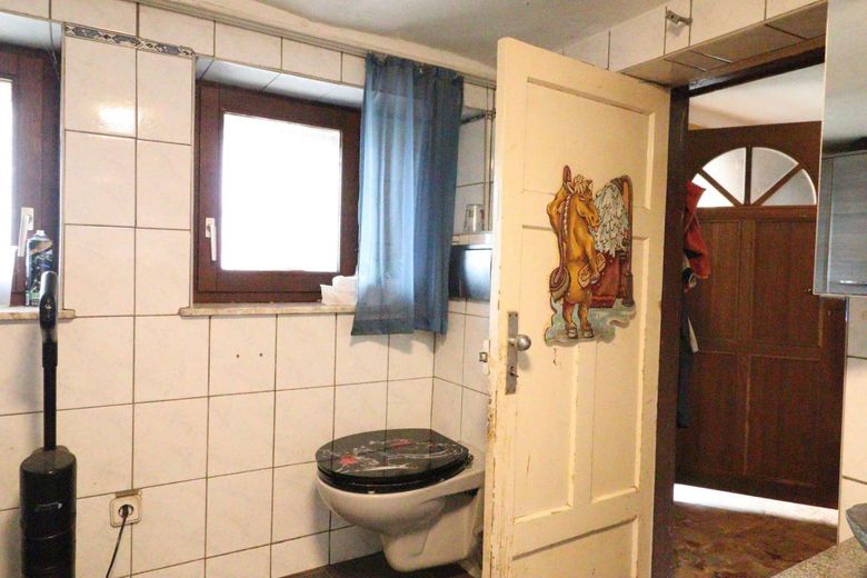 WRS Immobilien - käuferprovisionsfrei - Einfamilienhaus mit großer Scheune - Pelletheizung + Solar – Badezimmer - WC