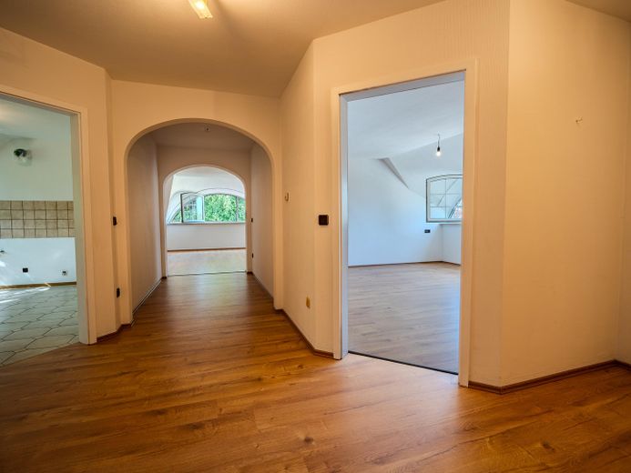 Großzügige 3-Zimmer-Maisonette-Wohnung mit ca. 120 m² in Zirndorf-Weiherhof – sofort bezugsfrei – Flur